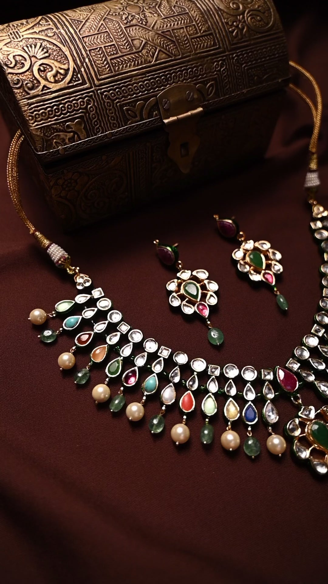 Vihana Navratan Necklace Set